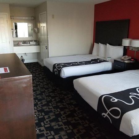 מלון Ramada By Wyndham אושנסייד מראה חיצוני תמונה