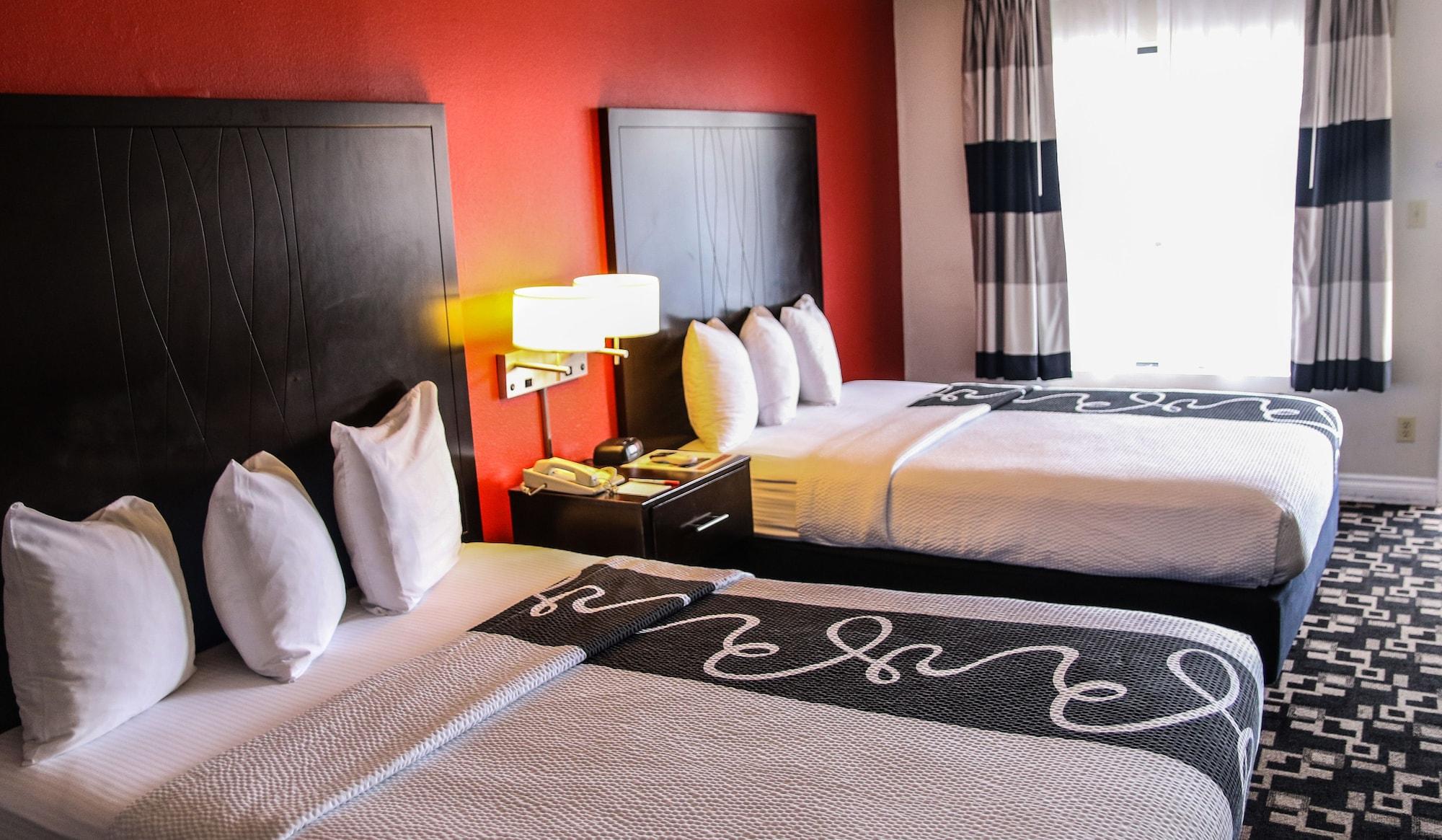 מלון Ramada By Wyndham אושנסייד מראה חיצוני תמונה