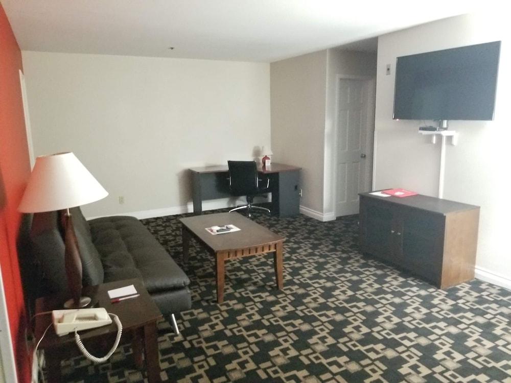 מלון Ramada By Wyndham אושנסייד מראה חיצוני תמונה