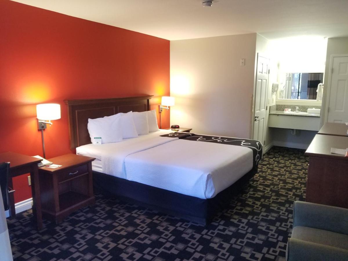 מלון Ramada By Wyndham אושנסייד מראה חיצוני תמונה