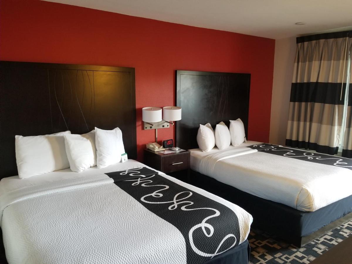 מלון Ramada By Wyndham אושנסייד מראה חיצוני תמונה