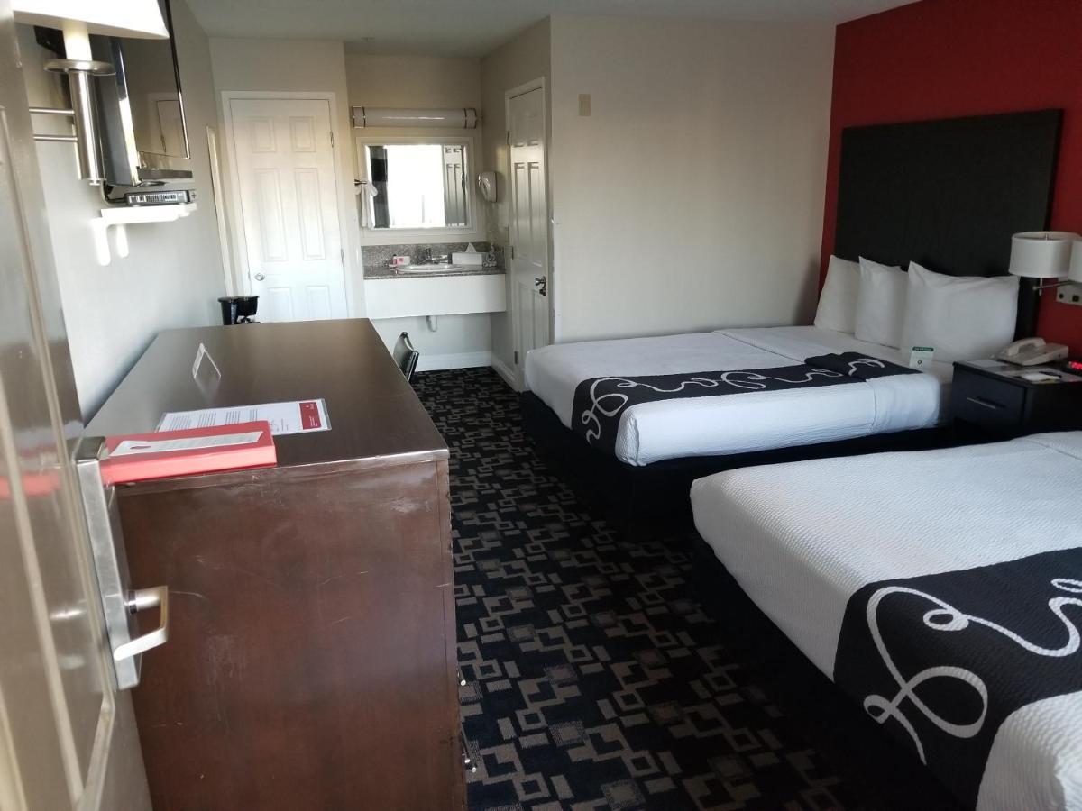מלון Ramada By Wyndham אושנסייד מראה חיצוני תמונה