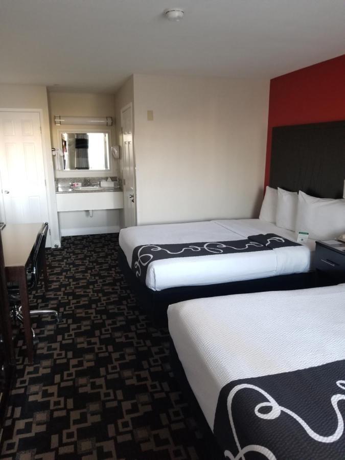 מלון Ramada By Wyndham אושנסייד מראה חיצוני תמונה
